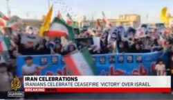 Dalam laporan Aljazeera, tampak warga membawa bendera Iran dan tulisan dukungan terhadap pemerintah Iran. 