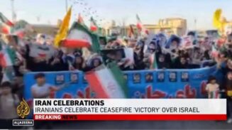 Dalam laporan Aljazeera, tampak warga membawa bendera Iran dan tulisan dukungan terhadap pemerintah Iran. 