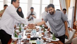 Gubernur Aceh Muzakir Manaf atau Mualem saat menerima kunjungan silaturahmi Gubernur Sumut (Gubsu) Bobby Nasution, di Pendopo Gubernur Aceh, Rabu pagi (4/6/2025). (Foto: For Infoaceh.net)