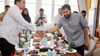 Gubernur Aceh Muzakir Manaf atau Mualem saat menerima kunjungan silaturahmi Gubernur Sumut (Gubsu) Bobby Nasution, di Pendopo Gubernur Aceh, Rabu pagi (4/6/2025). (Foto: For Infoaceh.net)