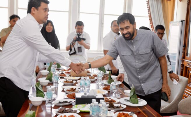 Gubernur Aceh Muzakir Manaf atau Mualem saat menerima kunjungan silaturahmi Gubernur Sumut (Gubsu) Bobby Nasution, di Pendopo Gubernur Aceh, Rabu pagi (4/6/2025). (Foto: For Infoaceh.net)