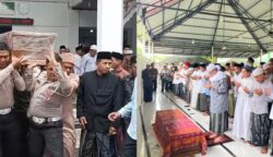 Jenazah Waled Nura dilepas usai dishalatkan di Masjid Agung Al Falah Sigli dan Dayah Nura, Tijue, Kamis (12/6). (Foto: Ist)