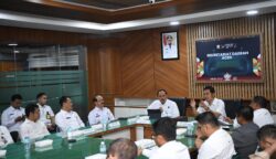 Plt Sekda Aceh M Nasir Syamaun menerima kunjungan Deputi Bidang Koordinasi Hak Asasi Manusia Kemenko Kumham-Imipas Ibnu Chuldun, dalam rangka koordinasi terkait rencana peresmian Memorial Living Park Rumoh Geudong di ruang rapat Sekda Aceh, Kamis (12/6)