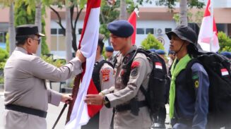 Kapolda Aceh Irjen Pol Achmad Kartiko memimpin upacara pelepasan Tim Ekspedisi Gunung Leuser di Mapolda Aceh, Kamis (12/6)