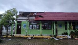 Kondisi SDN Lam Awee, Kecamatan Peukan Bada, Aceh Besar yang rusak akibat angin kencang. (Foto: Dok. BPBD Aceh Besar)