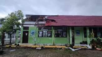 Kondisi SDN Lam Awee, Kecamatan Peukan Bada, Aceh Besar yang rusak akibat angin kencang. (Foto: Dok. BPBD Aceh Besar)