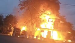 Kebakaran menghanguskan toko sembako dan rumah kontrakan di Gampong Limpok, Kecamatan Darussalam, Aceh Besar, Kamis sore (12/6). (Foto: Dok. BPBD Aceh Besar)