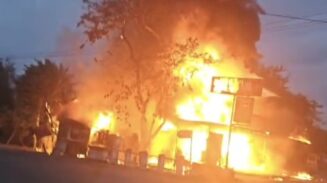 Kebakaran menghanguskan toko sembako dan rumah kontrakan di Gampong Limpok, Kecamatan Darussalam, Aceh Besar, Kamis sore (12/6). (Foto: Dok. BPBD Aceh Besar)