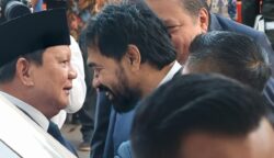 Gubernur Aceh Muzakir Manaf berbincang singkat dengan Presiden Prabowo Subianto di sela-sela menghadiri pertemuan International Conference on Infrastructure di JCC Senayan Jakarta, Kamis (12/6).