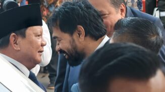 Gubernur Aceh Muzakir Manaf berbincang singkat dengan Presiden Prabowo Subianto di sela-sela menghadiri pertemuan International Conference on Infrastructure di JCC Senayan Jakarta, Kamis (12/6).