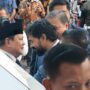 Gubernur Aceh Muzakir Manaf berbincang singkat dengan Presiden Prabowo Subianto di sela-sela menghadiri pertemuan International Conference on Infrastructure di JCC Senayan Jakarta, Kamis (12/6).