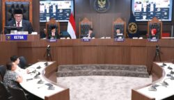 Sidang DKPP RI, Senin (16/6) yang memutuskan pemberhentian tetap Rita Afrianti sebagai Ketua KIP Aceh Tamiang. (Foto: Dok. DKPP RI)