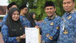 Asisten II Sekda Aceh, Zulkifli menyerahkan SK Pengangkatan 618 CPNS Pemerintah Aceh Tahun 2024 dalam sebuah upacara yang berlangsung di halaman Kantor Gubernur Aceh, Selasa, 17 Juni 2025. (Foto: For Infoaceh.net)