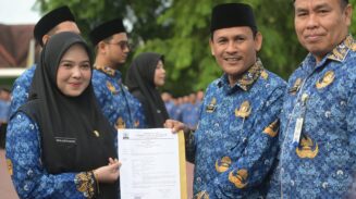 Asisten II Sekda Aceh, Zulkifli menyerahkan SK Pengangkatan 618 CPNS Pemerintah Aceh Tahun 2024 dalam sebuah upacara yang berlangsung di halaman Kantor Gubernur Aceh, Selasa, 17 Juni 2025. (Foto: For Infoaceh.net)
