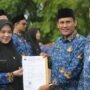 Asisten II Sekda Aceh, Zulkifli menyerahkan SK Pengangkatan 618 CPNS Pemerintah Aceh Tahun 2024 dalam sebuah upacara yang berlangsung di halaman Kantor Gubernur Aceh, Selasa, 17 Juni 2025. (Foto: For Infoaceh.net)
