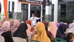 Ketua DPRK Banda Aceh, Irwansyah ST menggelar reses II masa persidangan III tahun 2025 di rumah dinasnya pada Senin (16/6). Ratusan warga hadir menyampaikan sejumlah persoalan. (Foto: For Infoaceh.net)