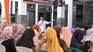 Ketua DPRK Banda Aceh, Irwansyah ST menggelar reses II masa persidangan III tahun 2025 di rumah dinasnya pada Senin (16/6). Ratusan warga hadir menyampaikan sejumlah persoalan. (Foto: For Infoaceh.net)