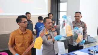 Kapolres Aceh Besar AKBP Sujoko didampingi Kasat Reskrim dan Kasi Humas memperlihatkan barang bukti saat konferensi pers kasus pembunuhan di aula Mapolres setempat, Selasa (17/6). (Foto: Dok. Polres Aceh Besar)