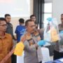 Kapolres Aceh Besar AKBP Sujoko didampingi Kasat Reskrim dan Kasi Humas memperlihatkan barang bukti saat konferensi pers kasus pembunuhan di aula Mapolres setempat, Selasa (17/6). (Foto: Dok. Polres Aceh Besar)