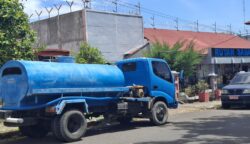 Mobil tangki enam roda milik Rutan Kelas IIB Sabang disewakan untuk proyek pembangunan pelabuhan, mengangkut air bersih secara rutin ke lokasi konstruksi.
