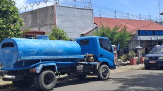 Mobil tangki enam roda milik Rutan Kelas IIB Sabang disewakan untuk proyek pembangunan pelabuhan, mengangkut air bersih secara rutin ke lokasi konstruksi.
