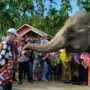 Duta Besar Inggris untuk Indonesia, Dominic Jermey didampingi Menteri Kehutanan Raja Juli Antoni meninjau progres program Inisiatif Konservasi Gajah Peusangan di Kampung Karang Ampar, Kecamatan Ketol, Aceh Tengah Kamis (19/6). (Foto: For Infoaceh.net)
