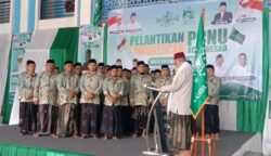 Rais Syuriah PWNU Aceh, Tgk H Nuruzzahri Yahya (Waled Nu) saat melantik Pengurus PCNU Aceh Besar masa khidmat 2025–2030 di Pesantren Ruhul Falah, Samahani, Aceh Besar, Kamis (19/6). (Foto: Ist)