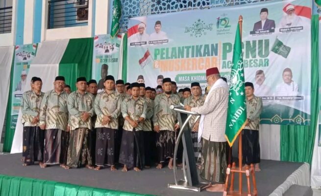 Rais Syuriah PWNU Aceh, Tgk H Nuruzzahri Yahya (Waled Nu) saat melantik Pengurus PCNU Aceh Besar masa khidmat 2025–2030 di Pesantren Ruhul Falah, Samahani, Aceh Besar, Kamis (19/6). (Foto: Ist)