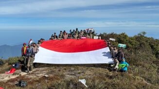Tim Ekspedisi Gunung Leuser dalam rangka Hari Bhayangkara ke-79 sukses menaklukkan titik tertinggi Gunung Leuser dengan koordinat 47 N 297152 UTM 415412, Ahad (22/6). (Foto: For Infoaceh.net)