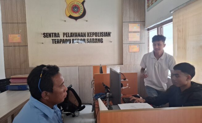 Riandi Armi saat membuat laporan penghinaan profesi wartawan di Polres Sabang, Senin (23/6). (Foto: Ist)
