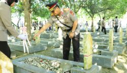 Kapolda Aceh Irjen Pol Achmad Kartiko memimpin upacara ziarah dan tabur bunga di Taman Makam Pahlawan (TMP) Banda Aceh, Senin pagi, 23 Juni 2025. (Foto: Ist)