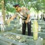 Kapolda Aceh Irjen Pol Achmad Kartiko memimpin upacara ziarah dan tabur bunga di Taman Makam Pahlawan (TMP) Banda Aceh, Senin pagi, 23 Juni 2025. (Foto: Ist)