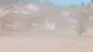 Masyarakat mengeluhkan kondisi ruas jalan berdebu dari Gampong Ujung Padang sampai Buket Gadeng, Kecamatan Kota Bahagia, Aceh Selatan. (Foto: Ist)