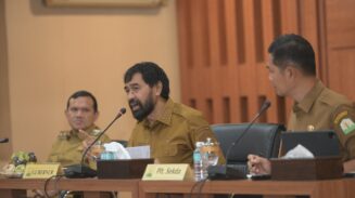 Gubernur Aceh Muzakir Manaf (Mualem) didampingi Wagub Fadhlullah dan Plt. Sekda Aceh M Nasir Syamaun memimpin Rapim Pemerintah Aceh membahas percepatan realisasi APBA 2025 di Gedung Serbaguna Setda Aceh, Senin (23/6). (Foto: For Infoaceh.net)