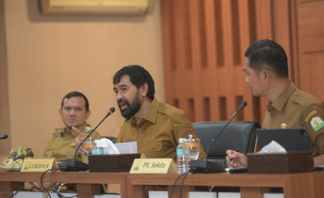 Gubernur Aceh Muzakir Manaf (Mualem) didampingi Wagub Fadhlullah dan Plt. Sekda Aceh M Nasir Syamaun memimpin Rapim Pemerintah Aceh membahas percepatan realisasi APBA 2025 di Gedung Serbaguna Setda Aceh, Senin (23/6). (Foto: For Infoaceh.net)