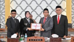Wali Kota Banda Aceh Illiza Sa’aduddin Djamal menyerahkan dokumen pertangungjawaban APBK Banda Aceh 2024 yang diterima Ketua DPRK Irwansyah, Senin (23/6). (Foto: Ist)