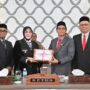 Wali Kota Banda Aceh Illiza Sa’aduddin Djamal menyerahkan dokumen pertangungjawaban APBK Banda Aceh 2024 yang diterima Ketua DPRK Irwansyah, Senin (23/6). (Foto: Ist)