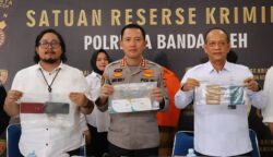 Kapolresta Banda Aceh, Kombes Pol Joko Heri Purwono didampingi Kasat Reskrim Kompol Fadillah Aditya Pratama memberi keterangan pengungkapan kasus TPPO di Mapolresta Banda Aceh, Rabu (25/6). (Foto: For Infoaceh.net)