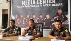 Kajari Aceh Besar, Jemmy Novian Tirayudi SH MH didampingi Kasi Pidsus Lili Suparli SH MH dan Kasi Intelijen Filman Ramadhan SH MH pada konferensi pers di Media Center Kejari Aceh Besar, Kota Jantho, Kamis (26/6). (Foto: Ist)