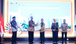 Wagub Aceh Fadhlullah menerima penghargaan yang diserahkan oleh Kepala Arsip Nasional RI, Dr Mego Pinandito, dalam acara penganugerahan di Kantor ANRI, Jakarta, Kamis 26 Juni 2025.