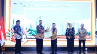 Wagub Aceh Fadhlullah menerima penghargaan yang diserahkan oleh Kepala Arsip Nasional RI, Dr Mego Pinandito, dalam acara penganugerahan di Kantor ANRI, Jakarta, Kamis 26 Juni 2025.