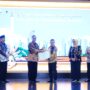 Wagub Aceh Fadhlullah menerima penghargaan yang diserahkan oleh Kepala Arsip Nasional RI, Dr Mego Pinandito, dalam acara penganugerahan di Kantor ANRI, Jakarta, Kamis 26 Juni 2025.