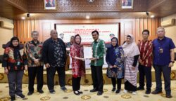 Asisten II Sekda Aceh Zulkifli bersama Direktur Kesehatan Lingkungan Kemenkes RI, Then Suyanti dalam deklarasi Bebas Buang Air Besar Sembarangan Provinsi Aceh, di Gedung Serbaguna Setda Aceh, Kamis (25/6). (Foto: Ist)