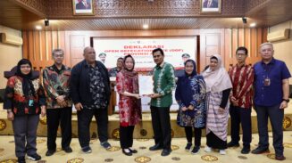 Asisten II Sekda Aceh Zulkifli bersama Direktur Kesehatan Lingkungan Kemenkes RI, Then Suyanti dalam deklarasi Bebas Buang Air Besar Sembarangan Provinsi Aceh, di Gedung Serbaguna Setda Aceh, Kamis (25/6). (Foto: Ist)