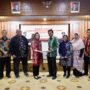 Asisten II Sekda Aceh Zulkifli bersama Direktur Kesehatan Lingkungan Kemenkes RI, Then Suyanti dalam deklarasi Bebas Buang Air Besar Sembarangan Provinsi Aceh, di Gedung Serbaguna Setda Aceh, Kamis (25/6). (Foto: Ist)