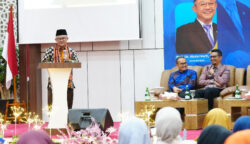 Mendikdasmen Prof Dr Abdul Mu’ti menyampaikan gagasan dan kritik saat menjadi pembicara utama Seminar Peningkatan Kualitas Pendidikan Aceh, Sabtu, 28 Juni 2025 malam, di aula Dinas Pendidikan Aceh. (Foto: Ist)
