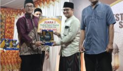 Ketua DPRK Banda Aceh Irwansyah ST menutup Festival Dala’il Khairat se-Banda Aceh pada Jumat malam, 27 Juni 2025, yang digelar di halaman Masjid Babun Najah, Gampong Surien, Kecamatan Meuraxa. (Foto: Ist)