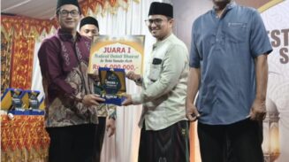 Ketua DPRK Banda Aceh Irwansyah ST menutup Festival Dala’il Khairat se-Banda Aceh pada Jumat malam, 27 Juni 2025, yang digelar di halaman Masjid Babun Najah, Gampong Surien, Kecamatan Meuraxa. (Foto: Ist)