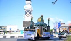 Para peserta Pawai Ta'aruf menyambut Tahun Baru Islam 1447 Hijriah saat melintasi Kecamatan Ingin Jaya, Aceh Besar, Sabtu (28/6/2025). (Foto: Ist)