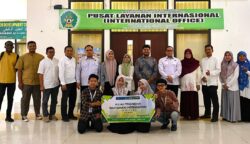 UIN Ar-Raniry melepas tiga mahasiswa yang akan mengikuti Program Mobility di NUS dan UUM. Prosesi pelepasan berlangsung di Ruang Rapat IO UIN Ar-Raniry pada Senin (30/06/2025). (Foto: Humas Ar-Raniry) 